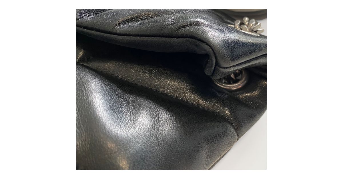 Záchrana odřené kabelky Yves Saint Laurent  Černý krém na kabelky Black 118 před barvením